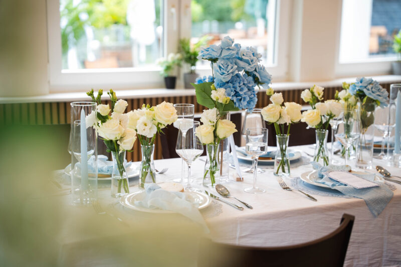 Die Hochzeitsdekoration, Tisch mit Blumen und Gedeck