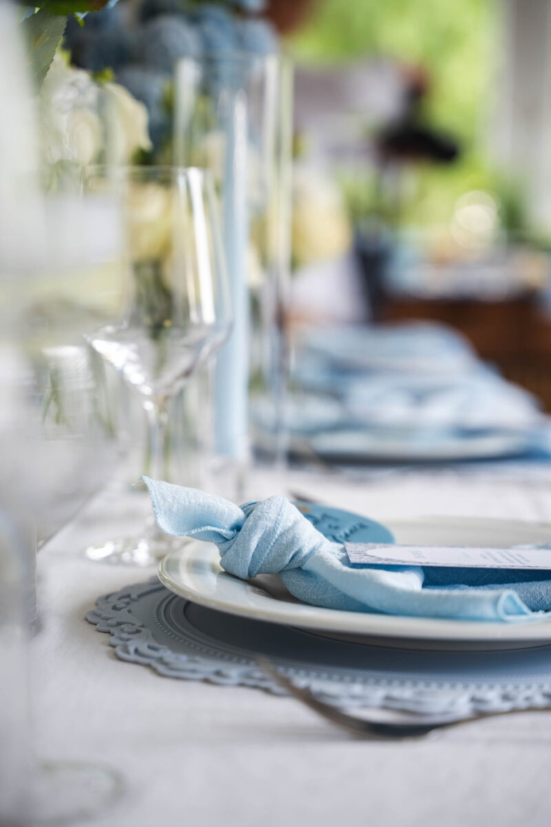 Nahaufnahme der Tischdekoration bei einer Hochzeit