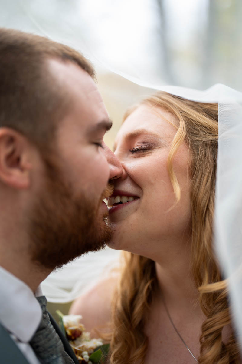 Kuss Brautpaar Hochzeitsportrait