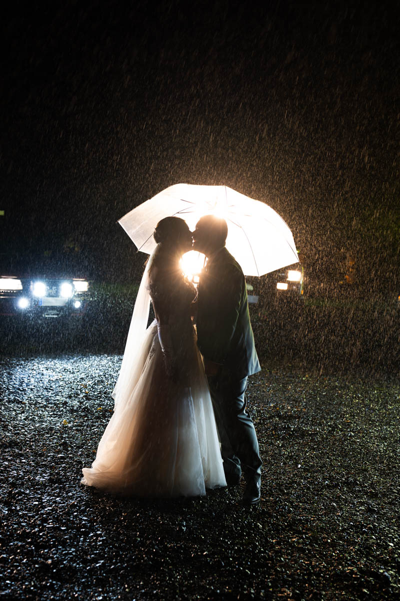 Hochzeitsfoto im Regen und im Dunklen