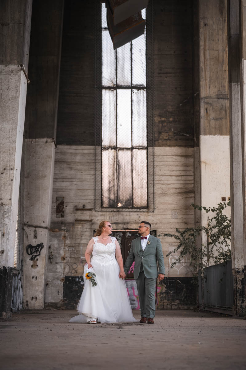 Brautpaar beim Hochzeitsshooting in einem Lost Place