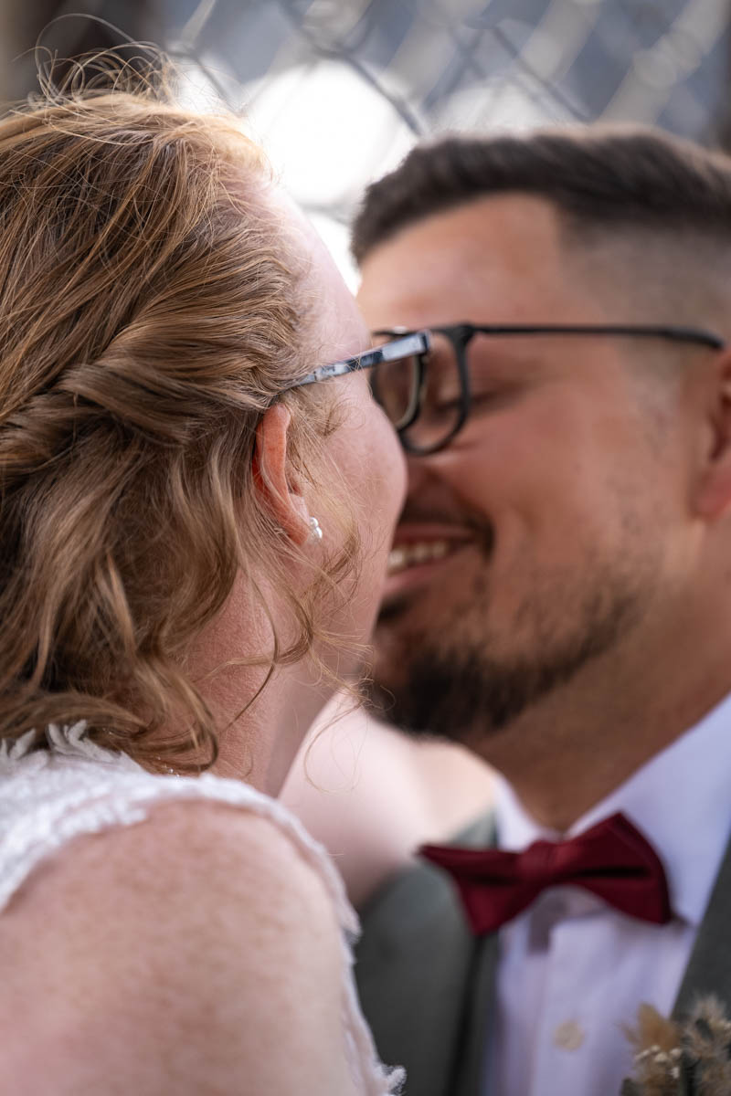 Küssendes Brautpaar beim Hochzeitsshooting