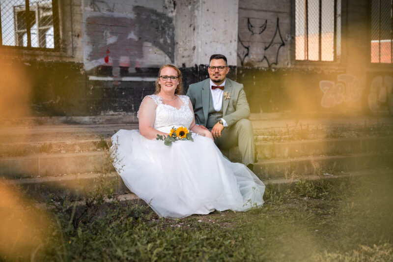 Brautpaar sitzt auf Treppe
