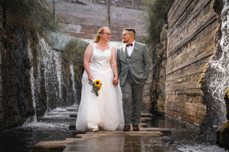 Das Brautpaar läuft durch den Wasserpark