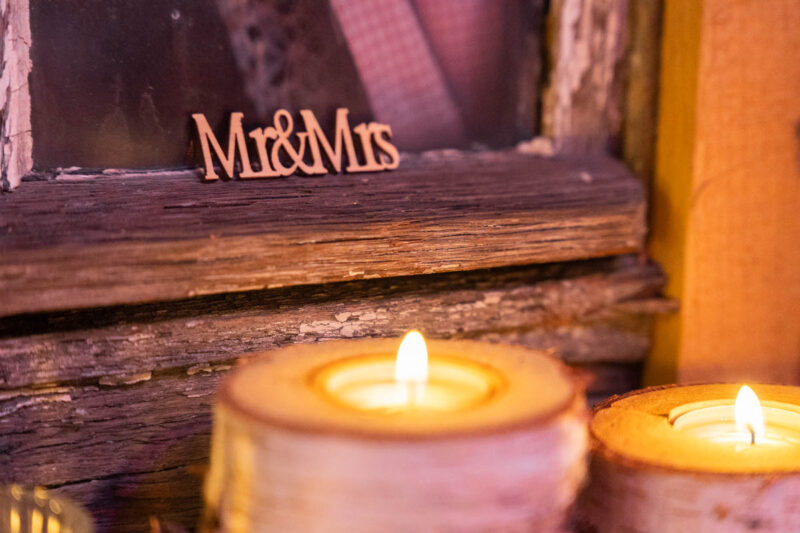 Dekoration am Hochzeitsabend: Kerze und ein Schild mit 