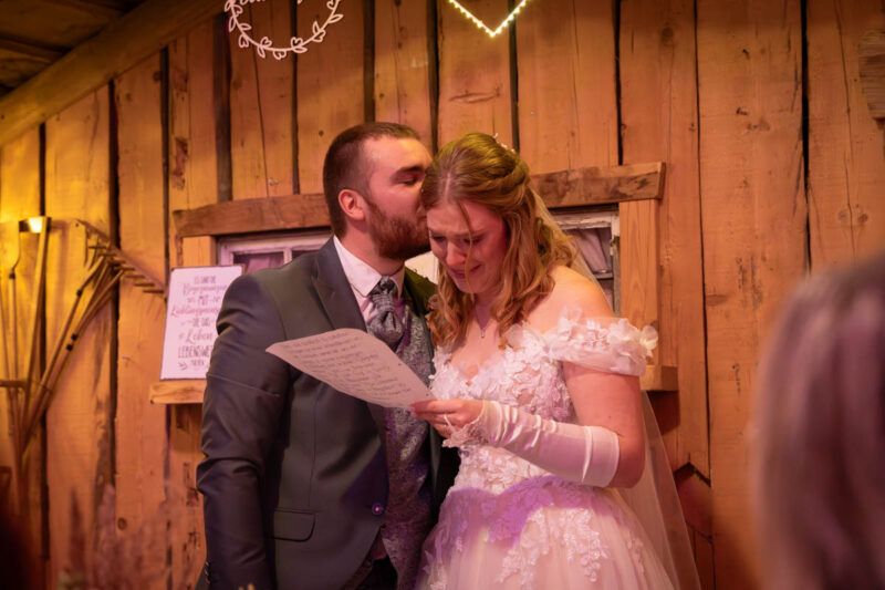 Bei einer Hochzeitsreportage werden alle Emotionen eingefangen, so auch die Rede des Brautpaares und die Tränen dazu