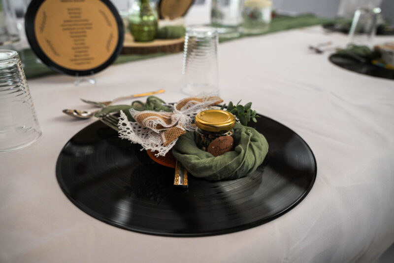 Individuelle Platzdekoration am Hochzeitstisch