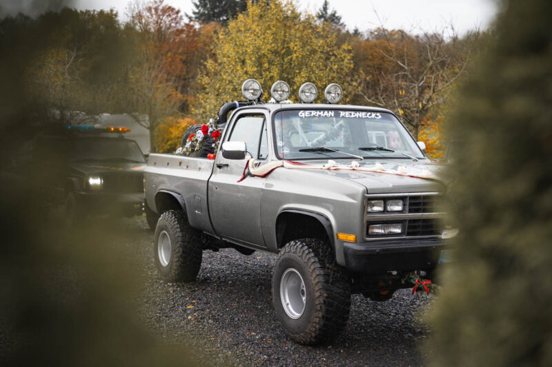 Auto des Bräutigams für den Einzug zur Trauung an der Hochzeitslocation