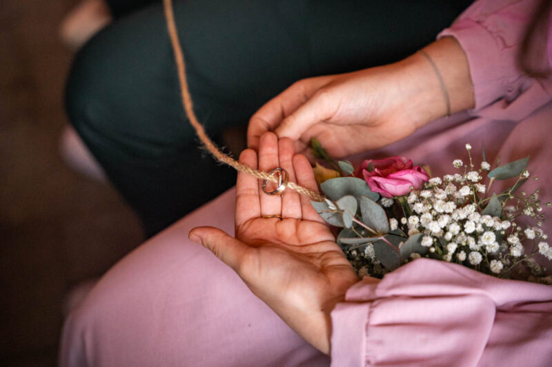 Die Ringe wurden traditionell durch die Hände der Gäste gereicht