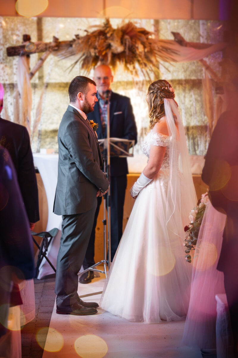 Brautpaar steht am Altar bei der Trauung