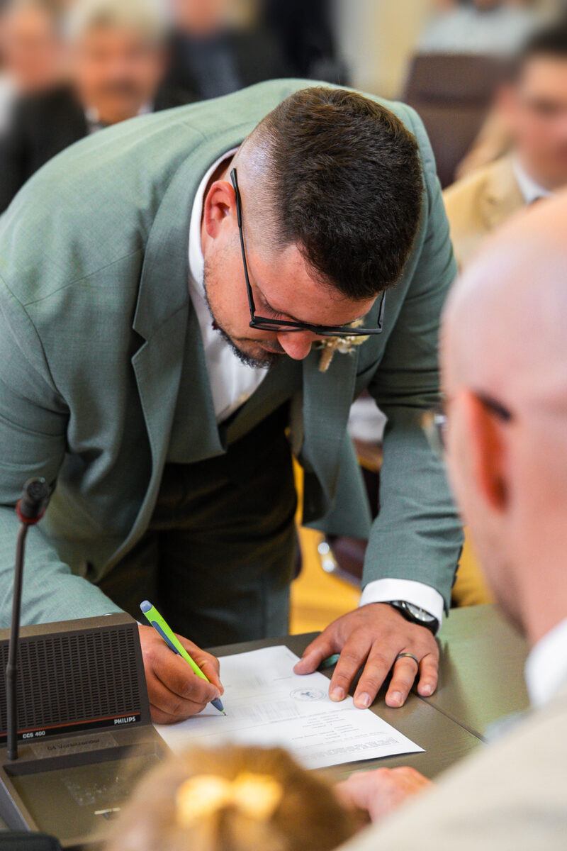 Hochzeitsfotografie während der standesamtlichen Trauung