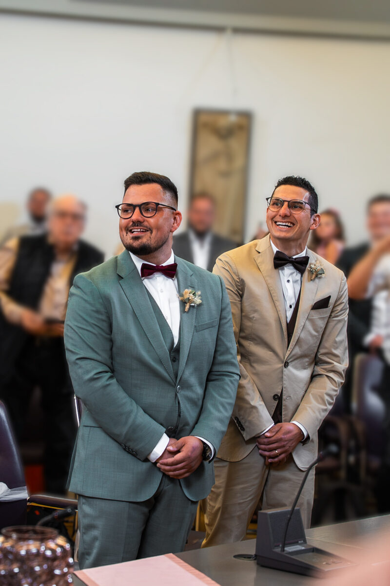 Bräutigam und Bruder warten auf die Braut