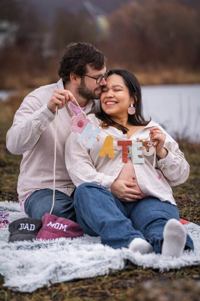 Babybauchshooting in der Schwangerschaft an einem See in Biberach Riß