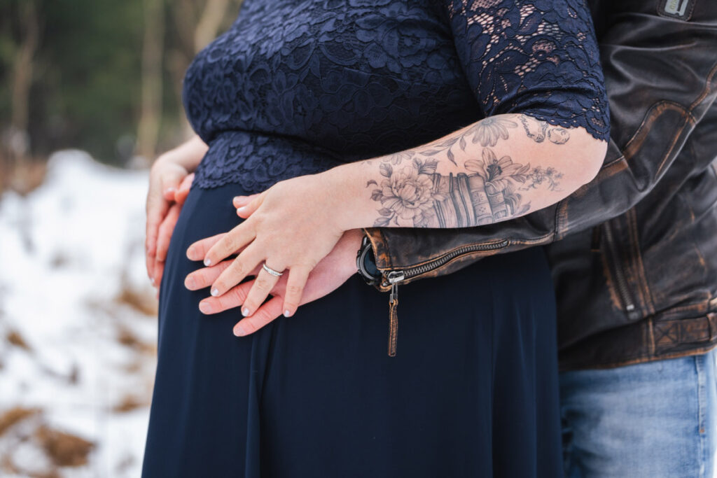 Babybauch Nahaufnahme mit Partner