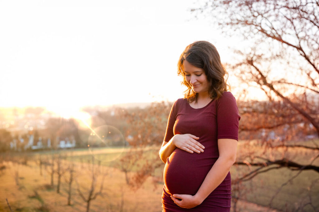 Babybauchshooting in Biberach an der Riss im Sonnenuntergang
