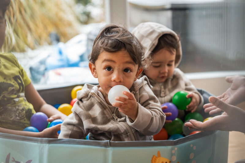 Kind im Bällebad zuhause bei einem Familienshooting in Biberach an der Riss